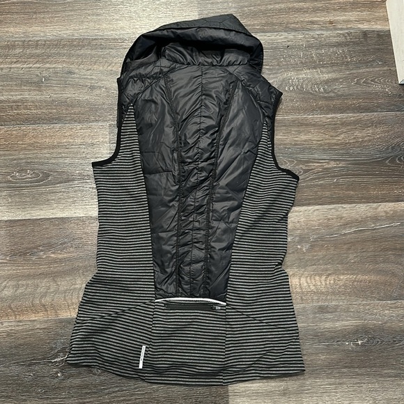 Mondetta Black Puffer Vest Asymmetrical Collar Gray Stripes Yoga Running small - Picture 6 of 6